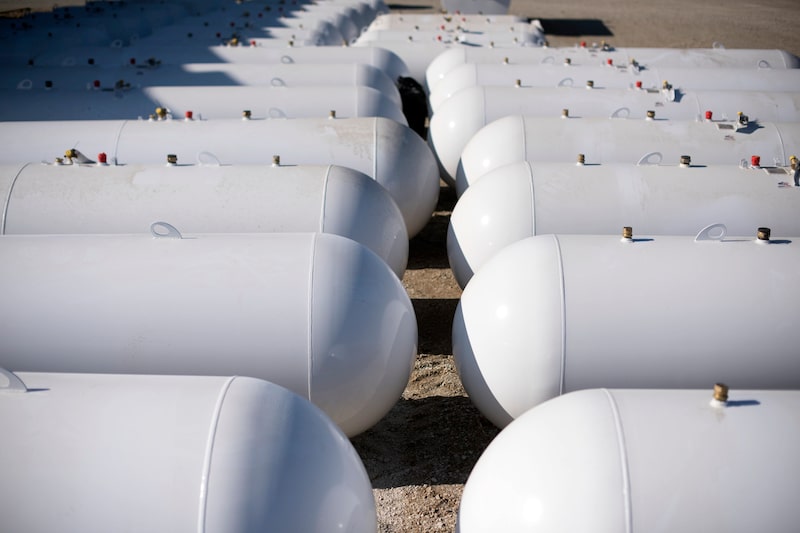 Filas de tanques de almacenamiento de propano líquido en Michlig Energy en Manlius, Illinois. Filas de tanques de almacenamiento de propano líquido en Michlig Energy en Manlius, Illinois.