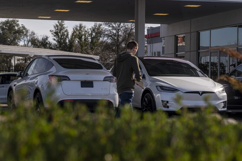 Fondos de cobertura que invirtieron en posiciones cortas en Tesla, afectados por repunte Fondos de cobertura que invirtieron en posiciones cortas en Tesla, afectados por repunte