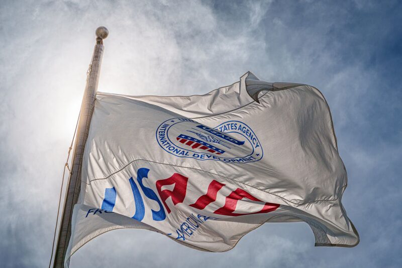 La bandera de la Agencia de Estados Unidos para el Desarrollo Internacional ondea frente al edificio de la sede de la agencia en Washington, DC. La bandera de la Agencia de Estados Unidos para el Desarrollo Internacional ondea frente al edificio de la sede de la agencia en Washington, DC.