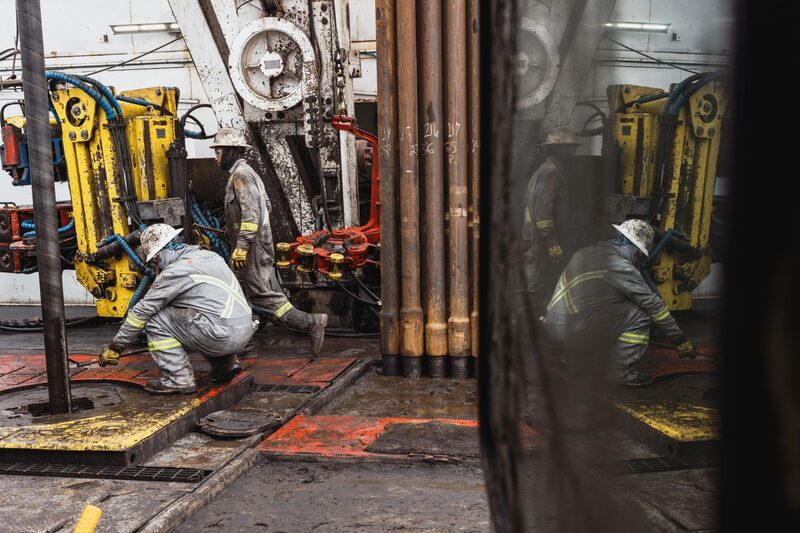 Los trabajadores perforan en busca de petróleo en la tierra que el Sistema de la Universidad de Texas en el extranjero en Andrews, Texas, EE.UU. administra en el campo petrolero más grande en el país norteamericano. Los trabajadores perforan en busca de petróleo en la tierra que el Sistema de la Universidad de Texas en el extranjero en Andrews, Texas, EE.UU. administra en el campo petrolero más grande en el país norteamericano.