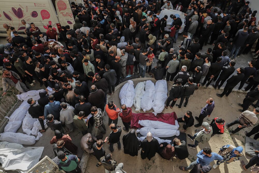Palestinos lloran los cuerpos de los muertos durante los ataques aéreos israelíes el 18 de marzo.Fotógrafo: Ahmad Salem/Bloomberg. Palestinos lloran los cuerpos de los muertos durante los ataques aéreos israelíes el 18 de marzo.Fotógrafo: Ahmad Salem/Bloomberg.