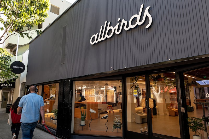 Peatones pasan por delante de una tienda de Allbirds Inc. en San Francisco. Fotógrafo: David Paul Morris/Bloomberg Peatones pasan por delante de una tienda de Allbirds Inc. en San Francisco. Fotógrafo: David Paul Morris/Bloomberg