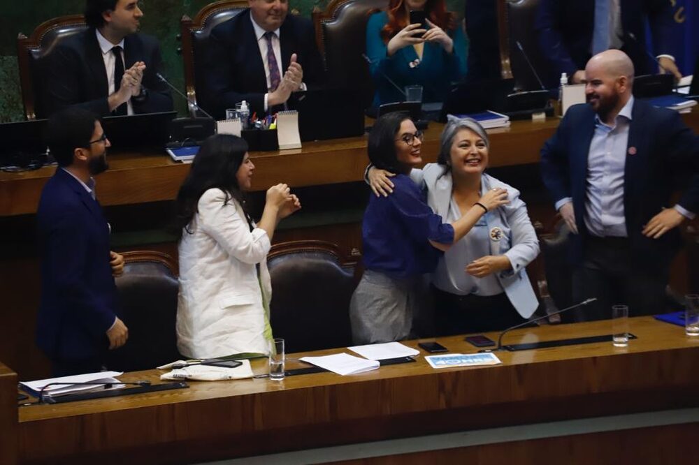 Ministros del gobierno de Gabriel Boric celebran la aprobación del proyecto de reducción de la jornada laboral a 40 horas por el Congreso de Chile. Foto: Ministerio del Trabajo. Ministros del gobierno de Gabriel Boric celebran la aprobación del proyecto de reducción de la jornada laboral a 40 horas por el Congreso de Chile. Foto: Ministerio del Trabajo.