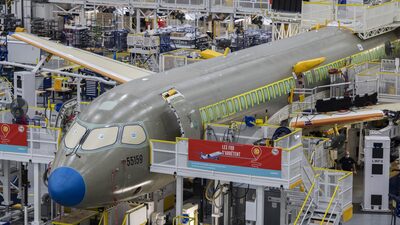 Embraer e Airbus disputam pedido estratégico de 100 jatos da AirAsia, dizem fontes Embraer e Airbus disputam pedido estratégico de 100 jatos da AirAsia, dizem fontes