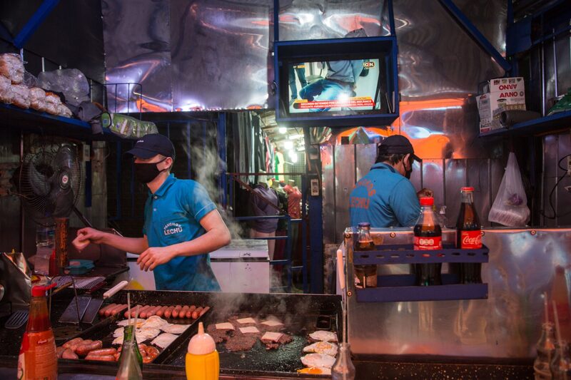 Trabajadores cocinan en un mercado en Asunción, Paraguay. Trabajadores cocinan en un mercado en Asunción, Paraguay.