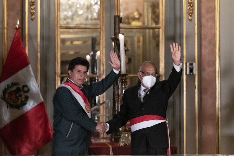 El presidente Castillo le da la mano a Aníbal Torres durante la ceremonia de juramentación en el Palacio de Gobierno en Lima, Perú, el 8 de febrero.Fotógrafo: Ángela Ponce/Bloomberg El presidente Castillo le da la mano a Aníbal Torres durante la ceremonia de juramentación en el Palacio de Gobierno en Lima, Perú, el 8 de febrero.Fotógrafo: Ángela Ponce/Bloomberg