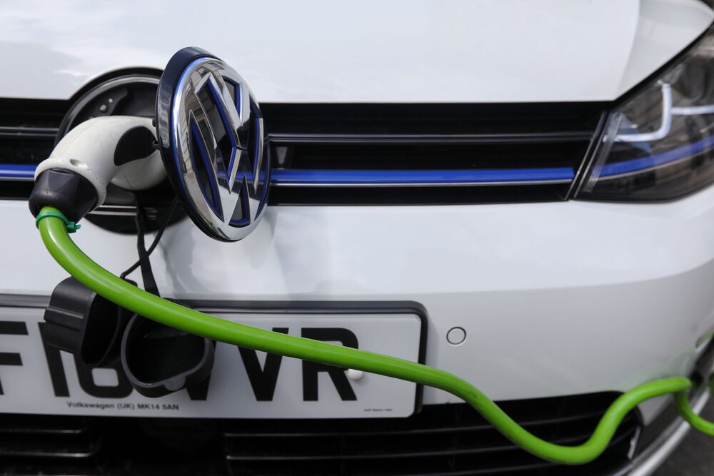 Um Golf híbrido é recarregado com energia elétrica: Volkswagen observa também desaceleração da demanda por carros elétricos em certos mercados Um Golf híbrido é recarregado com energia elétrica: Volkswagen observa também desaceleração da demanda por carros elétricos em certos mercados