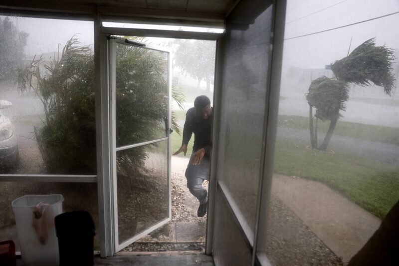 Chris Williams corre a través de una tormenta de lluvia mientras empaca su auto para evacuar su apartamento antes de la llegada del huracán Milton. Chris Williams corre a través de una tormenta de lluvia mientras empaca su auto para evacuar su apartamento antes de la llegada del huracán Milton.