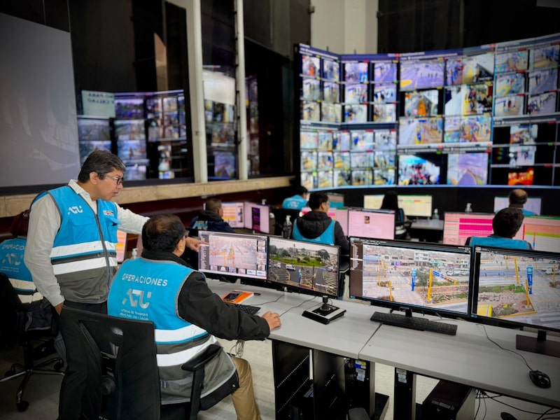 Desde el Centro de Gestión y Control de la ATU, se monitorea y supervisa el servicio del Metropolitano. Desde el Centro de Gestión y Control de la ATU, se monitorea y supervisa el servicio del Metropolitano.