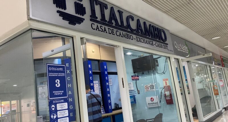 Una casa de cambio operativa en el Aeropuerto Internacional Simón Bolívar Una casa de cambio operativa en el Aeropuerto Internacional Simón Bolívar