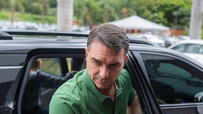 Flávio Bolsonaro nega irregularidades de seu escritório com empresa ligada a Vorcaro Flávio Bolsonaro nega irregularidades de seu escritório com empresa ligada a Vorcaro