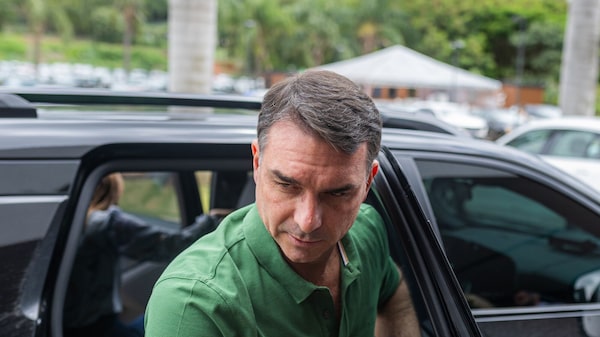 Flávio Bolsonaro nega irregularidades de seu escritório com empresa ligada a Vorcaro Flávio Bolsonaro nega irregularidades de seu escritório com empresa ligada a Vorcaro