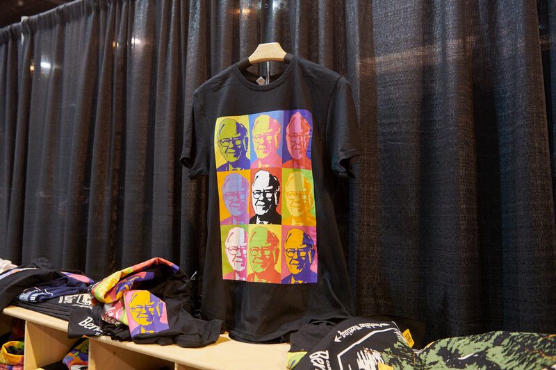 Camiseta com estampa colorida com o rosto de Warren Buffett Camiseta com estampa colorida com o rosto de Warren Buffett