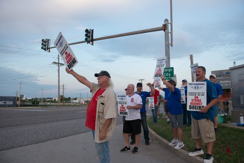 Trabajadores protestan frente a la planta de Boeing Defense, Space & Security en Berkeley, Misuri. Fotógrafo: Neeta Satam/Bloomberg. Trabajadores protestan frente a la planta de Boeing Defense, Space & Security en Berkeley, Misuri. Fotógrafo: Neeta Satam/Bloomberg.