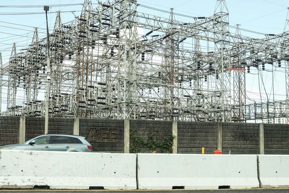 La central eléctrica de la Autoridad de Energía Eléctrica (AEE) en San Juan, Puerto Rico, tiene una deuda de casi US$9.000 millones, y permanece en bancarrota. La central eléctrica de la Autoridad de Energía Eléctrica (AEE) en San Juan, Puerto Rico, tiene una deuda de casi US$9.000 millones, y permanece en bancarrota.
