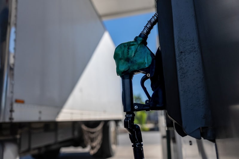 Una boquilla de combustible diésel en una parada de camiones de Chevron en Tracy, California. Una boquilla de combustible diésel en una parada de camiones de Chevron en Tracy, California.