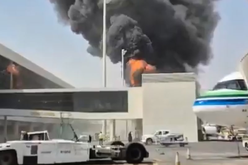 Humo negro espeso y llamas que se elevan de un incendio en el Aeropuerto Internacional King Khalid de Riad, Arabia Saudita, el 9 de octubre. Foto: UGC/AP Photo Humo negro espeso y llamas que se elevan de un incendio en el Aeropuerto Internacional King Khalid de Riad, Arabia Saudita, el 9 de octubre. Foto: UGC/AP Photo