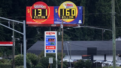 ExxonMobil superó previsiones de ganancias del tercer trimestre por aumento de márgenes de refinación ExxonMobil superó previsiones de ganancias del tercer trimestre por aumento de márgenes de refinación