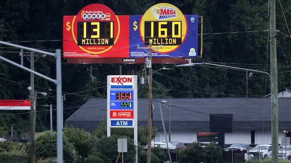 ExxonMobil superó previsiones de ganancias del tercer trimestre por aumento de márgenes de refinación ExxonMobil superó previsiones de ganancias del tercer trimestre por aumento de márgenes de refinación