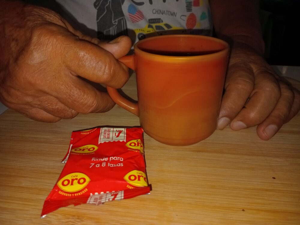Un hombre sostiene una taza de café, en San Pedro Sula, Honduras, el 28 de marzo de 2025. Un hombre sostiene una taza de café, en San Pedro Sula, Honduras, el 28 de marzo de 2025.