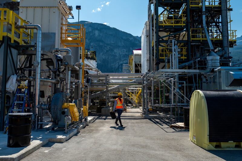 Un trabajador camina por el Centro de Innovación de Ingeniería del Carbono, una instalación de investigación y desarrollo (I+D) de Captura Directa del Aire, en Squamish, Columbia Británica, Canadá, el viernes 26 de mayo de 2023. Un trabajador camina por el Centro de Innovación de Ingeniería del Carbono, una instalación de investigación y desarrollo (I+D) de Captura Directa del Aire, en Squamish, Columbia Británica, Canadá, el viernes 26 de mayo de 2023.