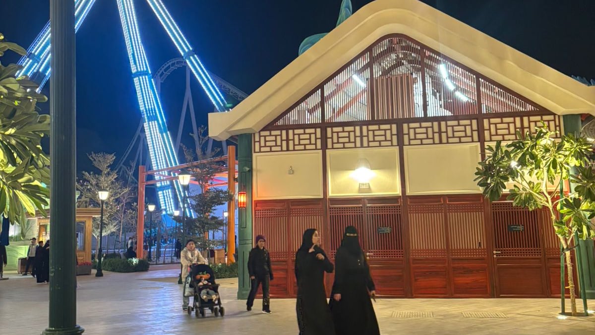 Mulheres sauditas no Six Flags Qiddiya City, localizado a 40 minutos de Riad, na Arábia Saudita (Foto: Bloomberg Línea)