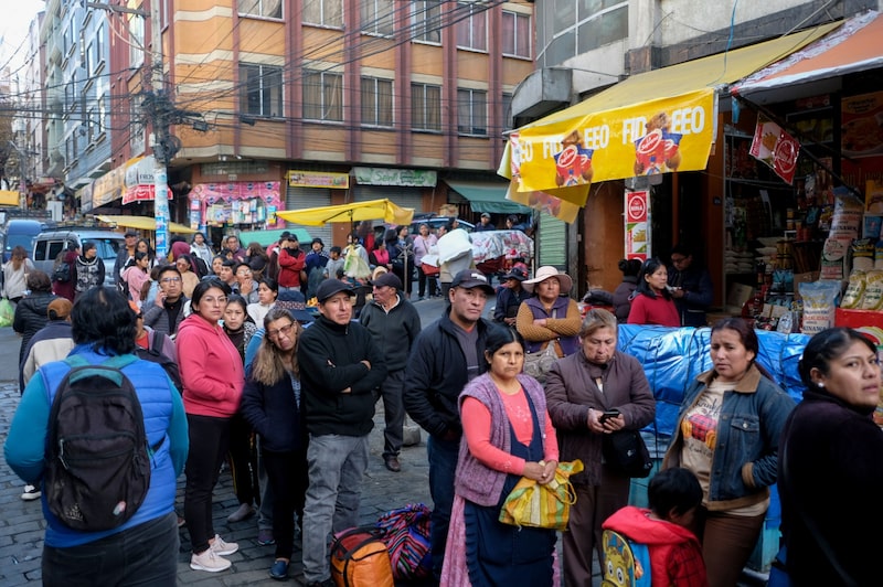 Los residentes hacen fila para recibir alimentos en medio de la escasez en La Paz el 3 de junio. Los residentes hacen fila para recibir alimentos en medio de la escasez en La Paz el 3 de junio.