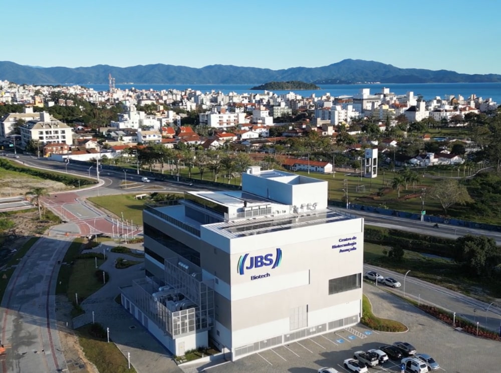 JBS Biotech, inaugurada em 1º de abril no Sapiens Parque, em Florianópolis: mais de 4.000 m² e 20 laboratórios especializados no desenvolvimento das chamadas "superproteínas" — ingredientes proteicos de alta qualidade nutricional desenhados para atuar de forma direcionada no organismo JBS Biotech, inaugurada em 1º de abril no Sapiens Parque, em Florianópolis: mais de 4.000 m² e 20 laboratórios especializados no desenvolvimento das chamadas "superproteínas" — ingredientes proteicos de alta qualidade nutricional desenhados para atuar de forma direcionada no organismo