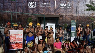 Protestos em Belém marcam retorno da sociedade civil nas conferências do clima Protestos em Belém marcam retorno da sociedade civil nas conferências do clima