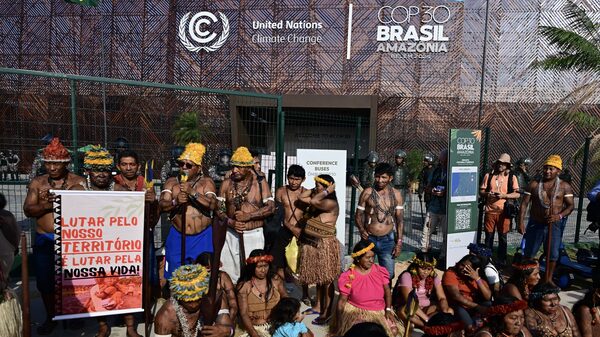 Protestos em Belém marcam retorno da sociedade civil nas conferências do clima Protestos em Belém marcam retorno da sociedade civil nas conferências do clima