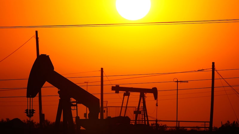 Ibovespa avança com impulso da Petrobras (PETR4); dólar recua a R$ 5,22 Ibovespa avança com impulso da Petrobras (PETR4); dólar recua a R$ 5,22