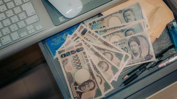 El dólar alcanza máximos de dos meses mientras el petróleo ronda los US$100 El dólar alcanza máximos de dos meses mientras el petróleo ronda los US$100