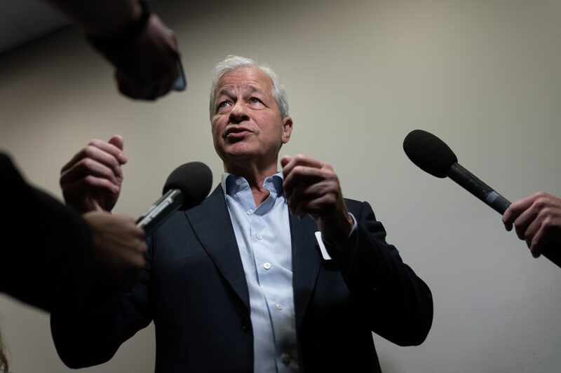 Jamie Dimon, presidente y CEO de JPMorgan Chase & Co, en el Capitolio de EE.UU. para un almuerzo de trabajo con la Coalición de Nuevos Demócratas en Washington, DC, EE.UU., el martes 6 de junio de 2023. Jamie Dimon, presidente y CEO de JPMorgan Chase & Co, en el Capitolio de EE.UU. para un almuerzo de trabajo con la Coalición de Nuevos Demócratas en Washington, DC, EE.UU., el martes 6 de junio de 2023.
