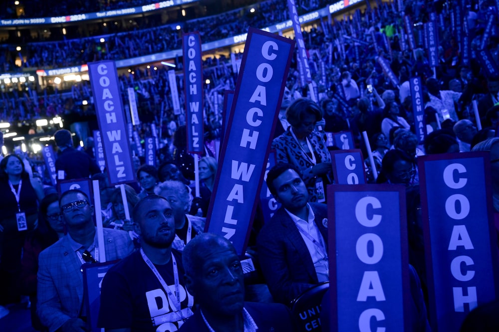 Los delegados sostienen carteles durante la Convención Nacional Demócrata que marca la coronación ceremonial de la vicepresidenta Kamala Harris y el gobernador de Minnesota, Tim Walz, como candidatos presidenciales del partido. Los delegados sostienen carteles durante la Convención Nacional Demócrata que marca la coronación ceremonial de la vicepresidenta Kamala Harris y el gobernador de Minnesota, Tim Walz, como candidatos presidenciales del partido.
