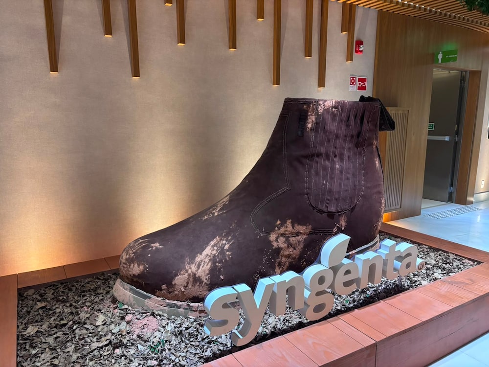 'Bota' no hall dos elevadores do andar do escritório da Syngenta: lembrete de estratégia adotada por Savino à frente dos negócios 'Bota' no hall dos elevadores do andar do escritório da Syngenta: lembrete de estratégia adotada por Savino à frente dos negócios
