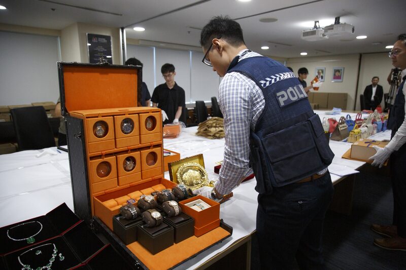 Polícia apresentou mais de 460 artigos de luxo e 58 barras de ouro apreendidos após escândalo de US$ 2,3 bilhões Polícia apresentou mais de 460 artigos de luxo e 58 barras de ouro apreendidos após escândalo de US$ 2,3 bilhões