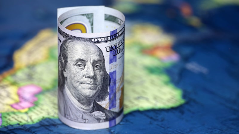 Ibovespa cai 0,5% com recuo da Petrobras; dólar sobe a R$ 5,21 Ibovespa cai 0,5% com recuo da Petrobras; dólar sobe a R$ 5,21