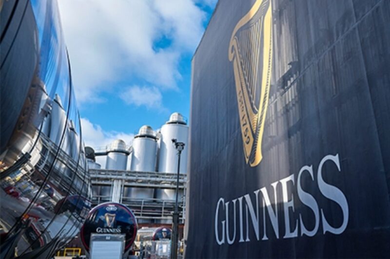 La destilería está estudiando una serie de posibilidades, incluida una posible división o venta de Guinness. La destilería está estudiando una serie de posibilidades, incluida una posible división o venta de Guinness.