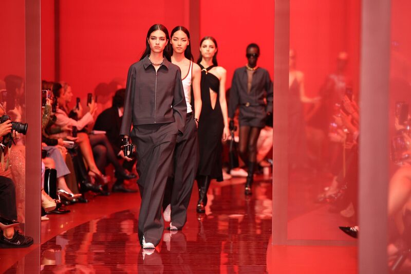 Gucci, que representa casi dos tercios de los beneficios de Kering, se ha visto más perjudicada que sus rivales por el debilitamiento de la demanda de lujo, sobre todo en China. Gucci, que representa casi dos tercios de los beneficios de Kering, se ha visto más perjudicada que sus rivales por el debilitamiento de la demanda de lujo, sobre todo en China.