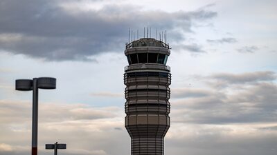 Suspenden vuelos en aeropuerto Reagan por amenaza de bomba en avión de United Airlines Suspenden vuelos en aeropuerto Reagan por amenaza de bomba en avión de United Airlines