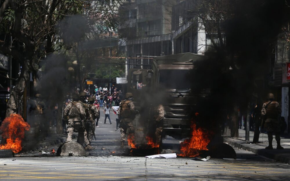 Policías antidisturbios chocan con manifestantes en Valparaíso, el 21 de octubre de 2019. Fotógrafo: Marcelo Benitez/Getty Images Policías antidisturbios chocan con manifestantes en Valparaíso, el 21 de octubre de 2019. Fotógrafo: Marcelo Benitez/Getty Images 