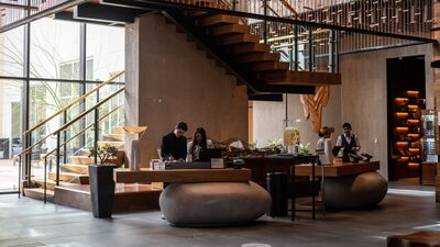 Ele inventou o conceito do hotel boutique. Agora diz que busca luxo acessível Ele inventou o conceito do hotel boutique. Agora diz que busca luxo acessível