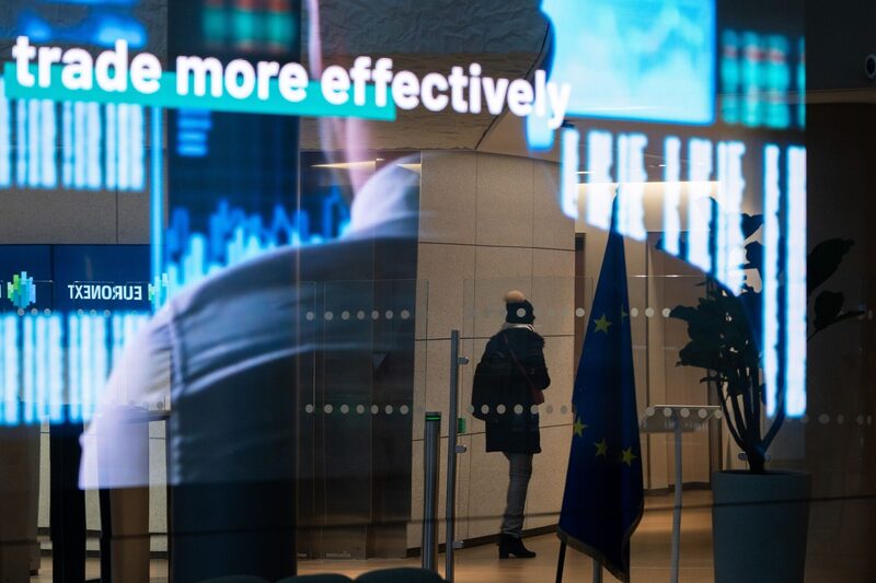 Las importaciones procedentes de la Unión Europea estarán gravadas con una tasa del 20% en virtud de los últimos aranceles, mientras que los gravámenes impuestos a China alcanzan ahora el 104%. Las importaciones procedentes de la Unión Europea estarán gravadas con una tasa del 20% en virtud de los últimos aranceles, mientras que los gravámenes impuestos a China alcanzan ahora el 104%.