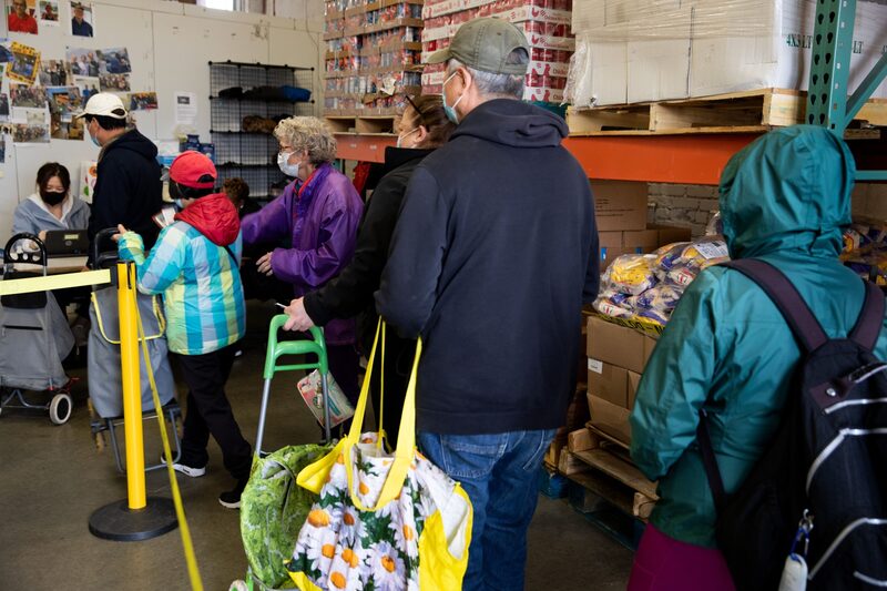 Las filas se extienden por toda la manzana en los bancos de alimentos mientras suben los costos y caduca la ayuda por la pandemia Las filas se extienden por toda la manzana en los bancos de alimentos mientras suben los costos y caduca la ayuda por la pandemia