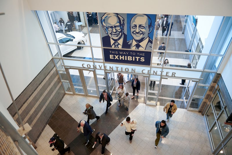 Los asistentes llegan a la reunión anual de accionistas de Berkshire Hathaway en Omaha el sábado. Los asistentes llegan a la reunión anual de accionistas de Berkshire Hathaway en Omaha el sábado.