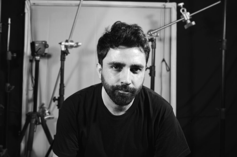 El chileno Hugo Covarrubias es el director de Bestia, un cortometraje nominado a los Premios Oscar 2022 a la categoría de Mejor Cortometraje Animado. El chileno Hugo Covarrubias es el director de Bestia, un cortometraje nominado a los Premios Oscar 2022 a la categoría de Mejor Cortometraje Animado.