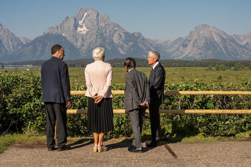 El presidente de la Reserva Federal, Jerome Powell (de derecha a izquierda), el gobernador del Banco de Japón, Kazuo Ueda, la presidenta del Banco Central Europeo, Christine Lagarde, y el gobernador del Banco de Inglaterra, Andrew Bailey, recorren el recinto durante el Simposio de Política Económica de Jackson Hole de la Reserva Federal de Kansas City en Moran, Wyoming, el 22 de agosto El presidente de la Reserva Federal, Jerome Powell (de derecha a izquierda), el gobernador del Banco de Japón, Kazuo Ueda, la presidenta del Banco Central Europeo, Christine Lagarde, y el gobernador del Banco de Inglaterra, Andrew Bailey, recorren el recinto durante el Simposio de Política Económica de Jackson Hole de la Reserva Federal de Kansas City en Moran, Wyoming, el 22 de agosto