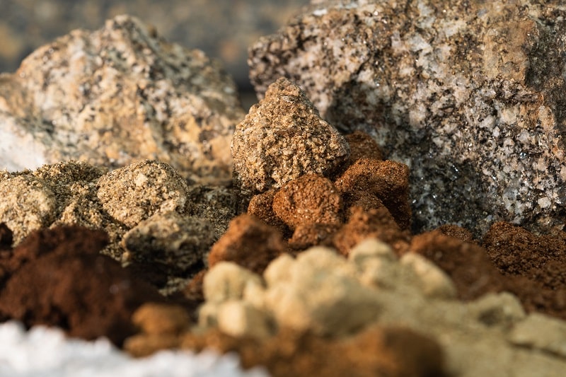 Arcillas iónicas, un tipo de roca blanda y erosionada que se encuentra en lugares como Brasil y China. Arcillas iónicas, un tipo de roca blanda y erosionada que se encuentra en lugares como Brasil y China.