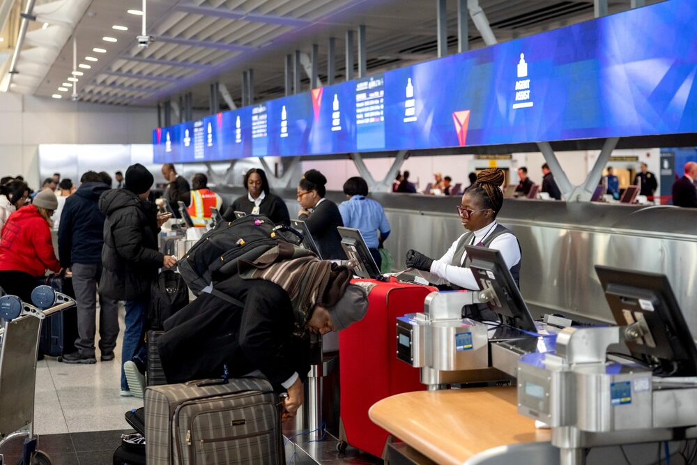 Los pasajeros que se registren en los vuelos de Delta se alegrarán de saber que su aerolínea es la más puntual de EE.UU. Fotógrafo: Yuki Iwamura/Bloomberg Los pasajeros que se registren en los vuelos de Delta se alegrarán de saber que su aerolínea es la más puntual de EE.UU. Fotógrafo: Yuki Iwamura/Bloomberg