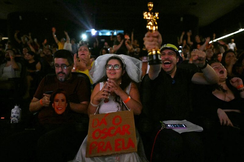 Triunfo do filme que detalha a luta de uma mulher contra a ditadura brasileira após o desaparecimento de seu marido na década de 1970 também atingiu um ponto sensível na nação de mais de 210 milhões de habitantes Triunfo do filme que detalha a luta de uma mulher contra a ditadura brasileira após o desaparecimento de seu marido na década de 1970 também atingiu um ponto sensível na nação de mais de 210 milhões de habitantes